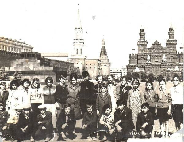 1968г. Москва. Делегация пионеров из Бурятии по пути из Орленка домой. Фото Ивана Григорьева
