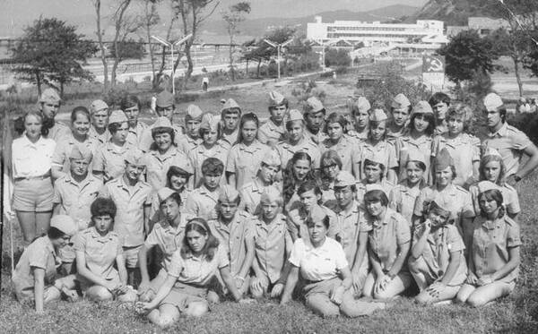 1973 г, 1 отряд пресс центр, Люда Абрамова, Катя Канаева.