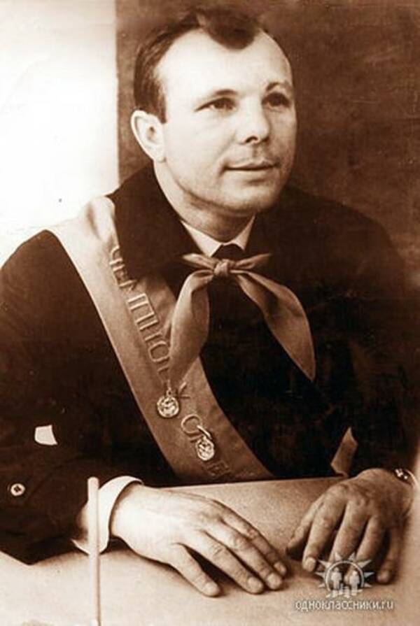 Ю.А..Гагарин с памятной лентой ВПЛ Орлёнок 1964г.