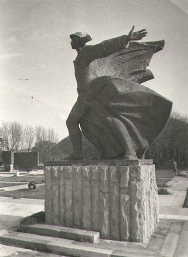 памятник орлёнку...