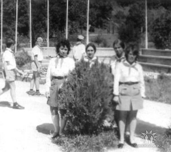 Аля Нургалиева (Городецкая)  ... , Галина ...  и Тамара Фролова (студенты) из Челябинска  1973 стр