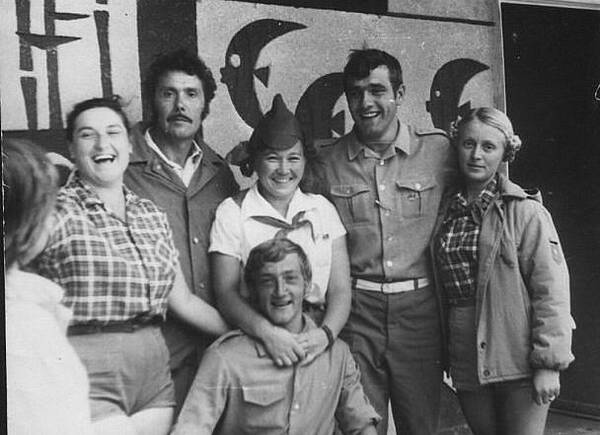 Надя Иванова,Зеленов Петр Иванович.,Тима,Коля Ефимов, Вера Кирей и сидит Сергей Степанов.