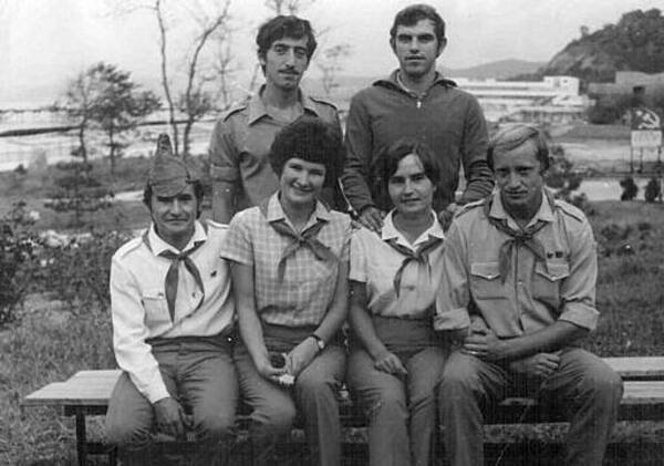 Присели  Александр  Криницын, Любовь Бондарева (Храпова),  КТО,  Анатолий Кулик Стоят КТО, КТО