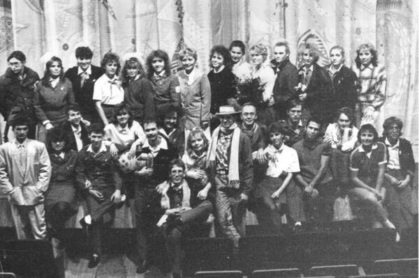 1990 1991 г. Дружина Стремительная Вожатский отряд после спектакля.