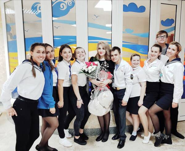 Алина Погребная в центре