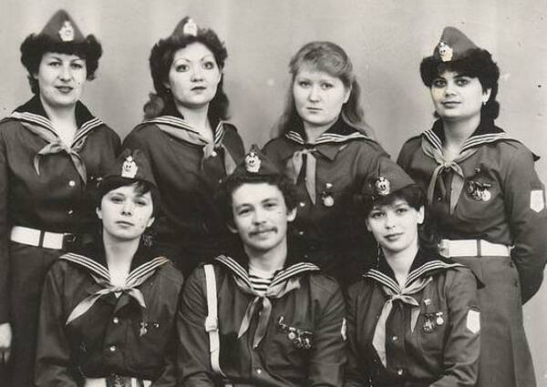 Оля Унру, Марина Степанова, Наташа Кузьмина, Таня Григорьева, Марина Сидорец, Володя Половинкин, Света Шишкина.