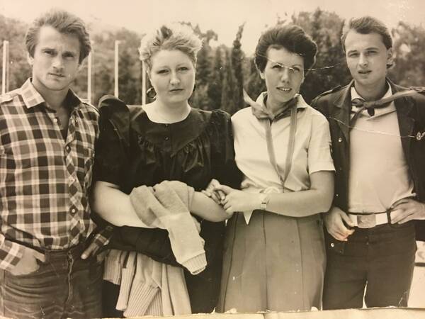 Родион Фалехутдинов, Татьяна Тимофеева, Мадина Набиуллина, Игорь Афанасьев  Сентябрь 1988 года около Звездной