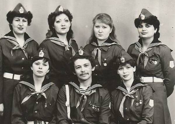 Вверху Ольга Унру, Марина Степанова, Наташа Кузьмина, Таня Григорьева. Внизу  Марина Сидорец, Владимир Половинкин, Светлана Шишкина