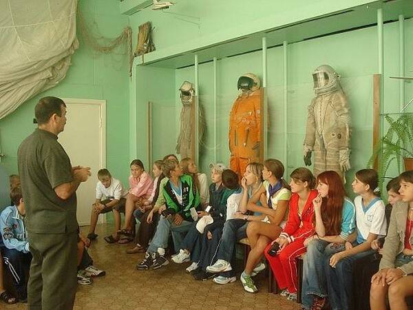 ДА и К, экскурсия, кабинет лётно парашютной подготовки,экскурсию ведёт Мурдин Шабанович Шхалахов! Отличник Народного Просвещения!