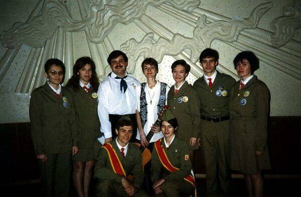 Лешку Спирина и Оксану Можейко  Рядом с Ларой   Саша Баскакова, рядсидят   Сергей Козлов и Лера Марковская.