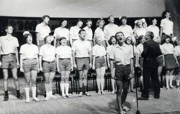 Хор спектакль Блеф.  Стремительная 1984