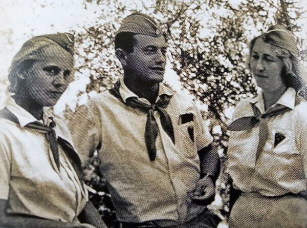 1962 год. Вожатые коммунары. Л. Балашкова, В. Малов, И. Леонова