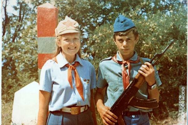 Пионерская пограничная застава. 1983 год. 18 отряд. Вожатые заставы   Ваня Куликов и Лиза Богер. 1 я летняя смена. Начальник заставы   Зотов Валерий.