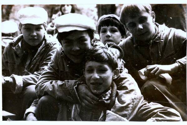 Пионерская пограничная застава.  1983 год. 18 отряд. Вожатые отряда   Ваня Куликов и Лиза Богер.  2 я летняя смена.  Дружинный поход.