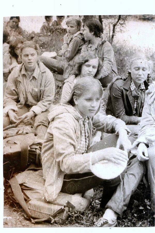 Пионерская пограничная застава. 1983 год. 18 отряд. Вожатые отряда   Ваня Куликов и Лиза Богер. 2 я летняя смена.  Дружинный поход.