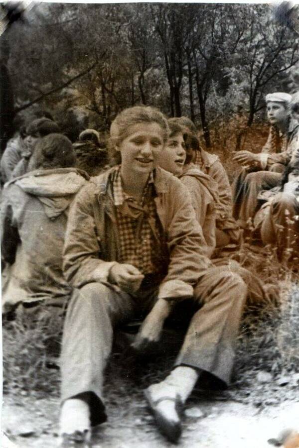 Пионерская пограничная застава. 1983 год. 18 отряд. Вожатые отряда   Ваня Куликов и Лиза Богер.  2 я летняя смена.  Дружинный поход.