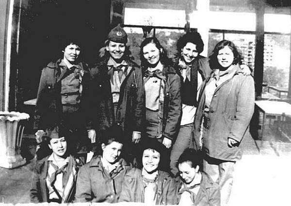 Стоят Навара (Наувар) Томашева (Ахметвалеева), Марина Cмирнова (Ефремова), Ангелина Тирвилите, Елена Полетаева, Виктория Антонович. Присели Ирина Шхалахова (Мазурова), Татьяна Тишинина, Любовь Чуркина, Екатерина Капустина.