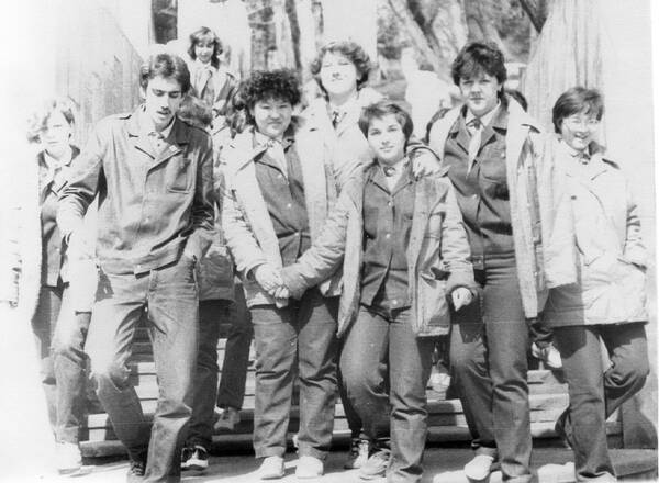 ШПВ 1986 в Орленке. Поездка в Шаумяны. Людмила Рыгаль, Сергей Гопоненко, Марина Ухинова держит за руку Ольгу Коваленко, Галина Дятина, Елена Охотникова. Ирина Овчинникова и лариса Запащикова.