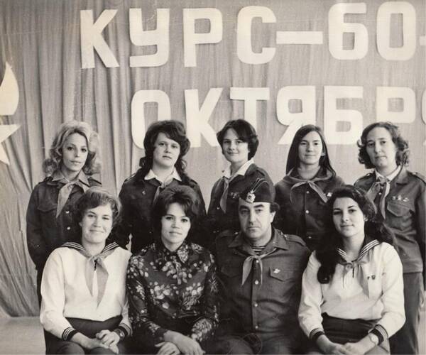 Стоят Антонина Негрова, Татьяна Ненилина, Светлана Ляпухова, Людмила Бондаренко, КТО.  Сидят Ольга Пьянова, Валентина Беспалова, Савченко Стас Петрович, Елена Полетаева.