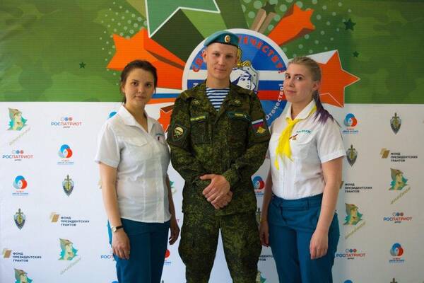   9DnC69MZI.jpgКомиссары 64 взвода «Росичи»   Бакулина Анна и Киселева Анастасия Командир Кицелюк Руслан