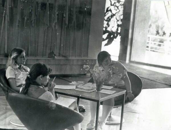 Галина Задорина (справа), вожатая студентка Тамара Леженина  1979