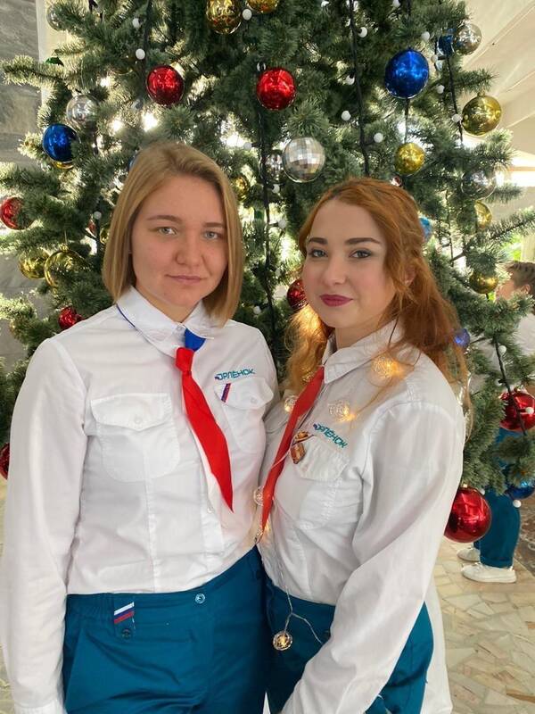 Дарья Калинина справа