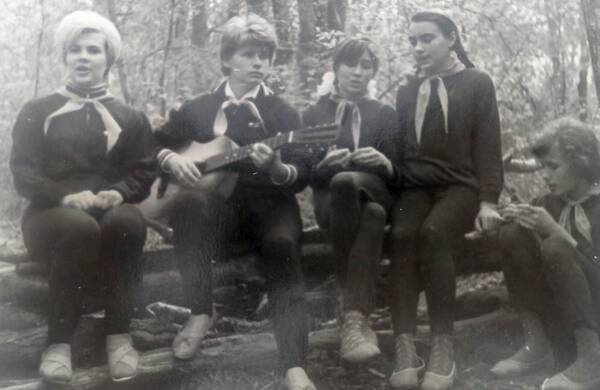 Вожатая Катя Погребняк и вожатая Лида Веденеева. 1967 г.