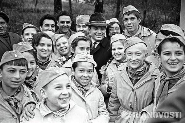 Ю.А.Гагарин и   дети