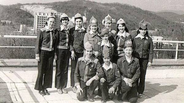 Вожатая Лариса Юдина