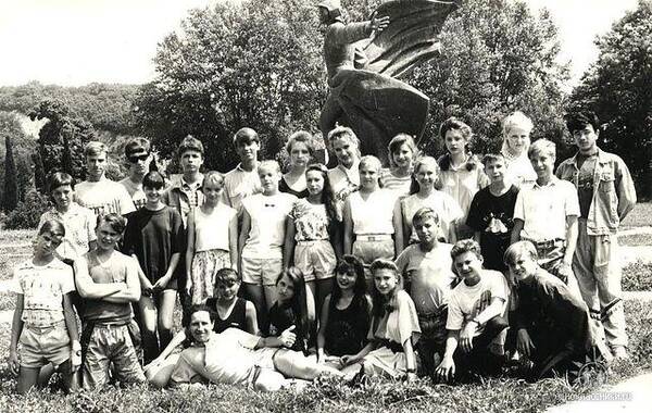 Ольга  Вергун       Новосёлова   1993 год. Солнечная. Мой напарник Потрахин Лёша. Он лежит на травке
