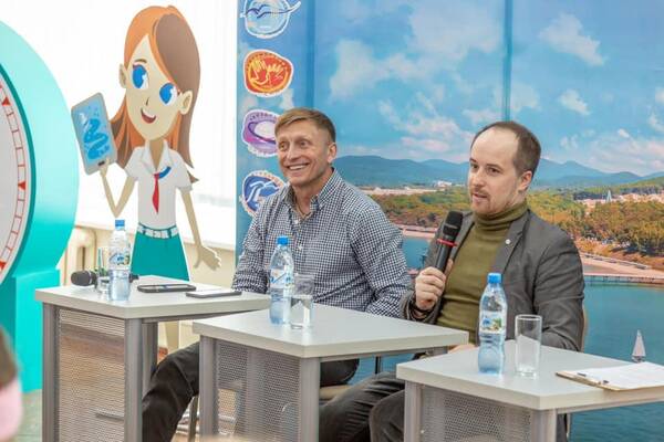 министром физической культуры и спорта Краснодарского края Алексеем Черновым и со спортсменками Татьяной Казенюк и Полиной Пластининой...ш