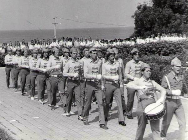 Комсомольский 1984 год, выступление вожатского отряда. Командир Коля Железнов, барабанщик Света Корытько (Борщук)