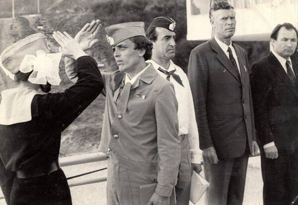 Открытие дружины Штормовой после капитального ремонта. май 1975 года. Линейку ведет Володя Рысьев, методист.