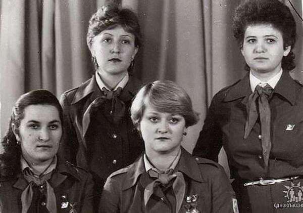 Сидят Света Трибушинина, Ирина Сегова, стоят  Ирина Свистельник и Галина Тишина