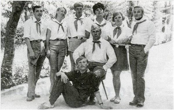 Владимир Рысьев, Нина Симакова Бруднова, Виктор Колесов, Елена Лапшина, Тамара Вдовина, Виктор Орлов. Присели   Попов Геннадий Алексеевич, Бруднов Алексей.