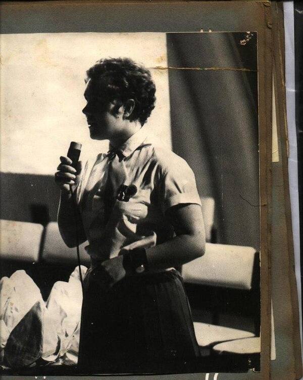 Любовь Лисова 1972. Вожатая Лисова Люба ведёт дружинный сбор