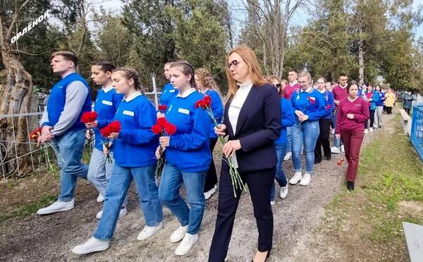 Педагоги Всероссийского детского центра и активисты первичного отделения РДДМ «Движение первых» в «Орлёнке» отправились в город Ейск (Краснодарский край) для погружения в тематику патриотической акци (1)