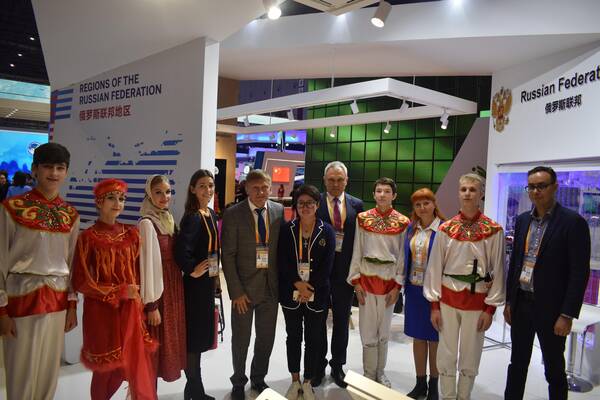 на Первой Китайской выставке импортных товаров в Шанхае ...