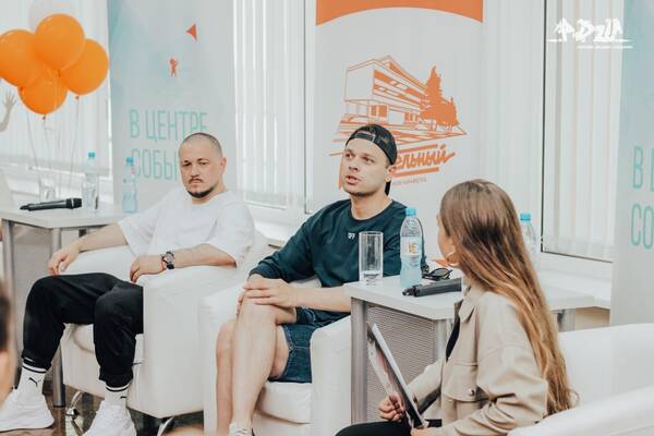 участники группы Интонация  Денис Гладкий и Александр   Новиков, а также актер  Влад Канопка.