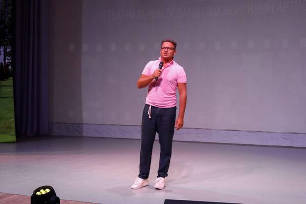 на встрече с актёром российского театра и кино, певцом и пародистом   Александром Олешко.л..