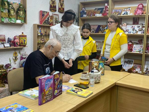 писатель Юрий Николаевич Кузнецов — автор и создатель цикла повестей «Лабиринты Волшебного мира»...