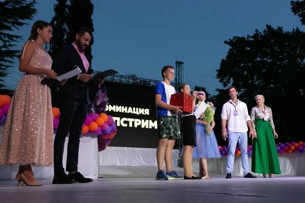 Справа налево генеральный продюсер Международного центра Лидер Фильм и Член Общественной Палаты РФ Сюзанна Юматова и актёр Нил Кропалов.