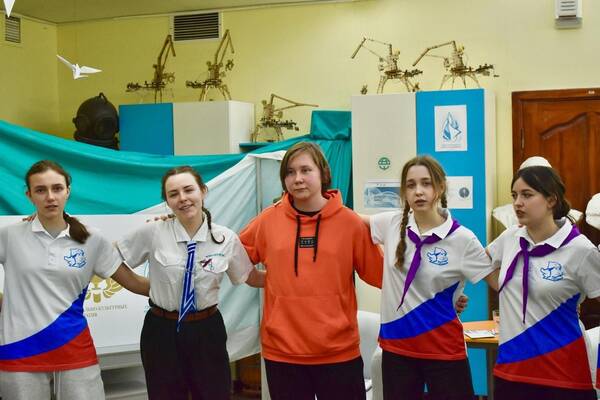 исполнитель главной роли фильма «Чук и Гек. Большое приключение» – Юрий Степанов.....