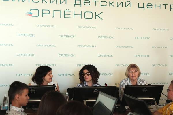 заслуженной артисткой России ДИАНОЙ ГУРЦКОЙ..