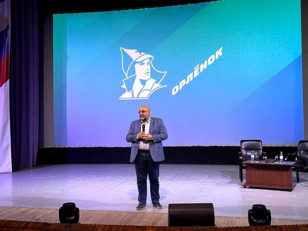 Олегу Никитичу Штром — талантливому кинорежиссеру, сценаристу и продюсеру,