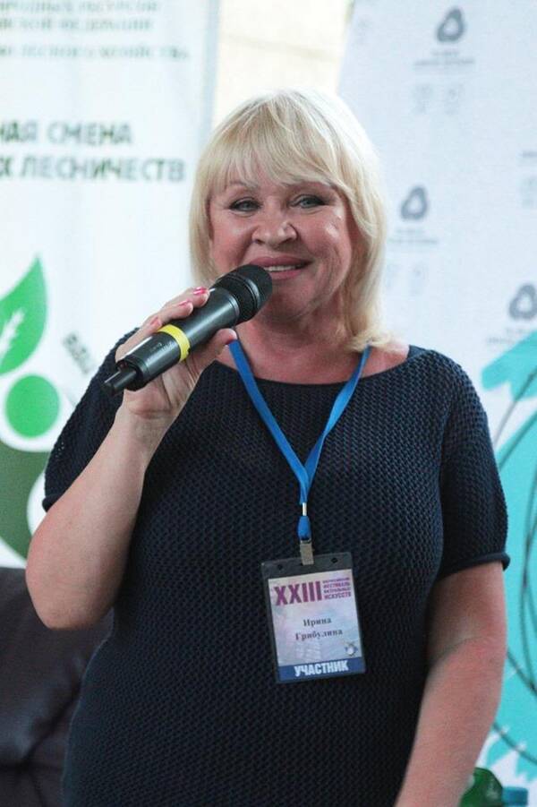 композитором, поэтессой, певицей Ириной Грибулиной и её дочкой   певицей и актрисой Анастасией..