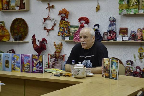 писатель Юрий Николаевич Кузнецов — автор и создатель цикла повестей «Лабиринты Волшебного мира».