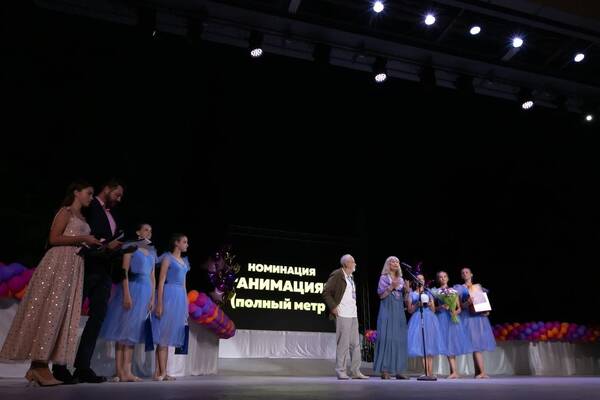 У микрофона режиссёр мультипликатор, Наталья Орлова и кинорежиссёр, продюсер Тенгиз Семёнов