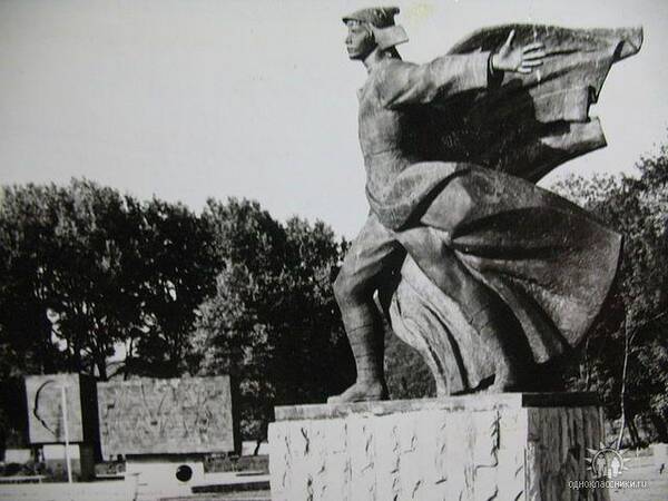 памятник       орлёнку