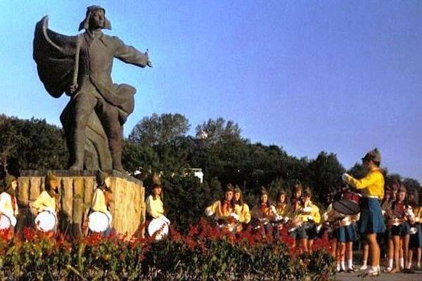 Памятник Орлёнку и барабанщики